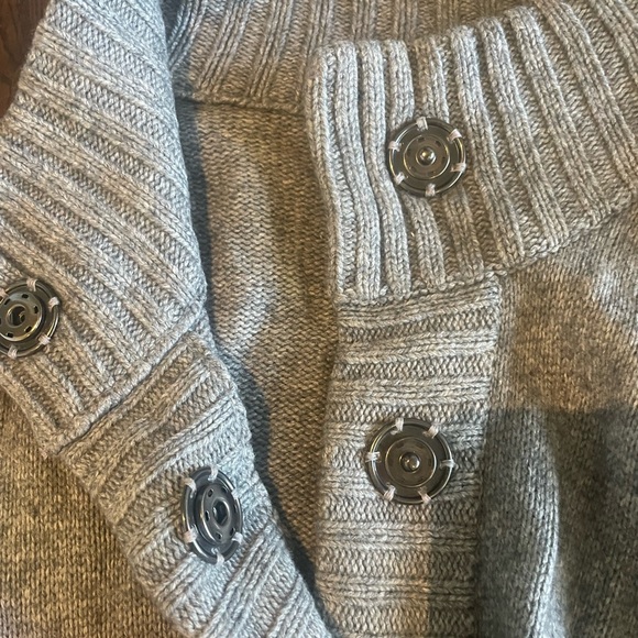 Banana Republic long grey sweater with side pockets and belt - Picture 2 of 7